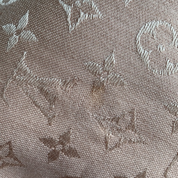 Louis Vuitton Monogram Shine Shawl - Picture 13 of 14